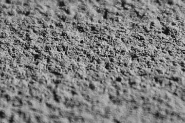 Пескобетон B10 (M150) Пескобетон - это смесь песка и цемента, которая не содержит щебня. Существуют два основных вида пескобетона: сухие смеси и готовые смеси. В сухих смесях песок и цемент строго смешиваются на производстве без добавления воды. Готовые смеси, напротив, включают добавление воды прямо на заводе. Пескобетон широко используется в строительстве. Он обладает рядом преимуществ, таких как прочность, устойчивость к воздействию влаги и мороза, а также возможность точной регулировки пропорций компонентов для достижения нужных характеристик. Кроме того, пескобетон может быть использован для создания различных конструкций, таких как фундаменты, стены, столбы и дорожные покрытия. Он также может быть использован в отделочных работах, например, для создания декоративных элементов. Важно отметить, что пескобетон не является универсальным материалом и имеет свои ограничения. Например, он не рекомендуется для использования в сильно нагруженных конструкциях или в условиях с высокой влажностью. Поэтому перед применением пескобетона необходимо учесть специфические требования и условия проекта.